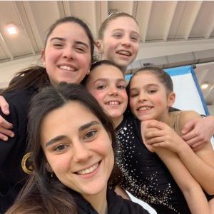 Seconda Prova Campionato Individuale Silver GR 2023 LD Sabato 1 Aprile, Viola P., Celeste, Viola A. ed Elisa, sono scese in pedana al Palamarco di Albenga per la seconda prova LD. LD S1 Viola P., dopo una prima esecuzione un po' fallosa alla palla si riscatta con un bellissimo cerchio e si classifica al 10 posto LD A3 Celeste, esegue una bella esecuzione al corpo libero dove mostra la sua originalità e la sua espressività e fa una buona prestazione con la sua fune super simpatica dove un piccolo errore le fa conquistare il 12 posto in classifica Viola A., con un esecuzione esplosiva e coinvolgente al corpo libero ed un cerchio elegante e preciso conquista il 9 posto in classifica LD A4 Elisa, svolge una super gara con due ottimi esercizi, al nastro e alla fune, precisa forte e grintosa conquista il 7 posto in classifica Seconda Prova Campionato Individuale Silver GR 2023 LD Sabato 1 Aprile, Viola P., Celeste, Viola A. ed Elisa, sono scese in pedana al Palamarco di Albenga per la seconda prova LD. LD S1 Viola P., dopo una prima esecuzione un po' fallosa alla palla si riscatta con un bellissimo cerchio e si classifica al 10 posto LD A3 Celeste, esegue una bella esecuzione al corpo libero dove mostra la sua originalità e la sua espressività e fa una buona prestazione con la sua fune super simpatica dove un piccolo error